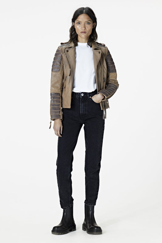 Kay Michaels: Desert (Woman)